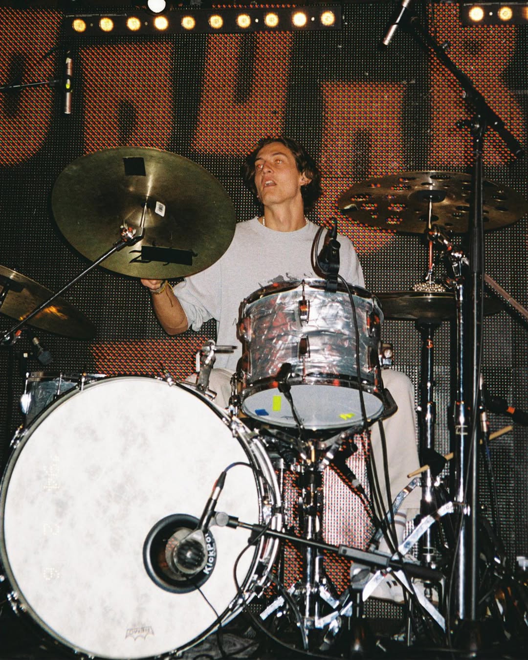 ein Bild von Alex wie er Schlagzeug spielt.